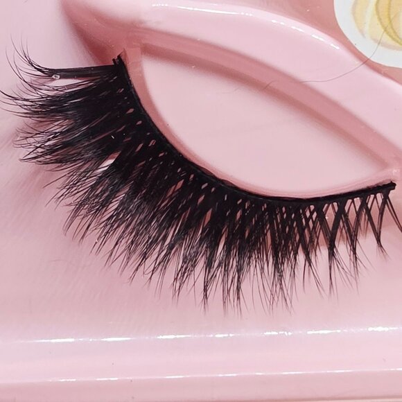 NEW VELEASHA CAT EYE FAUX MINK EYELASHES 5 PAIRS REUSABLE (CHARMING) - Picture 6 of 9